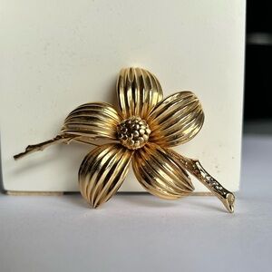 Gold tone flower brooch